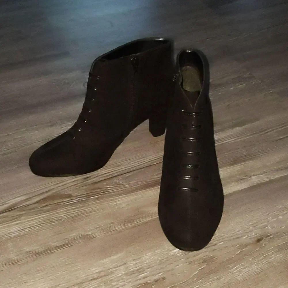 Aerosoles heelrest faux suede black booties Sz 8.5